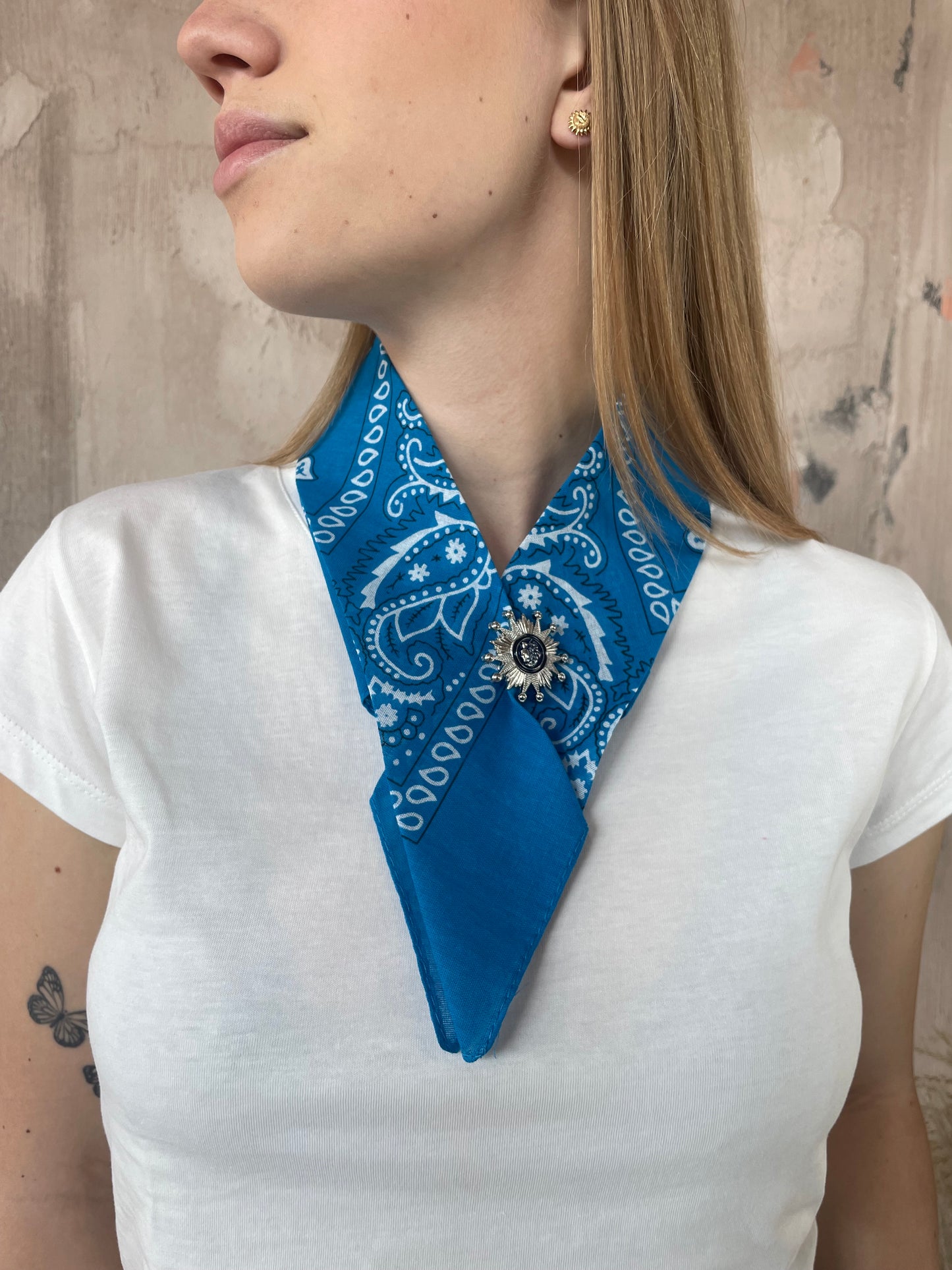 T-shirt bianca con bandana blu Vicolo