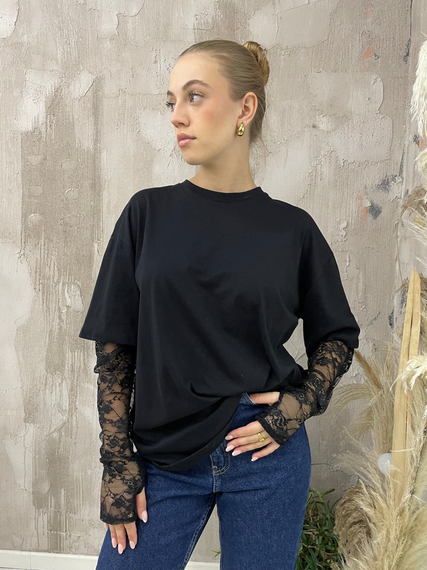 T shirt over manica in pizzo nero