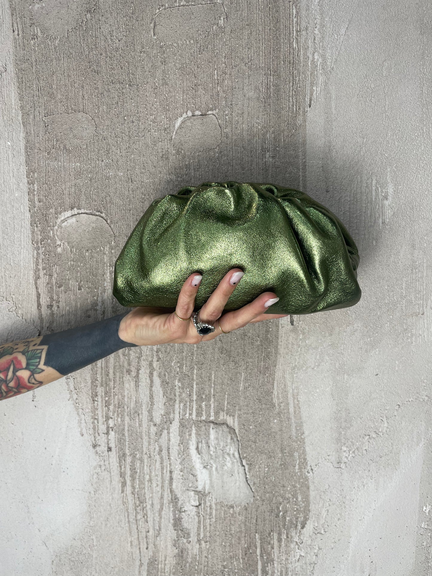 Borsa clutch verde in pelle laminata