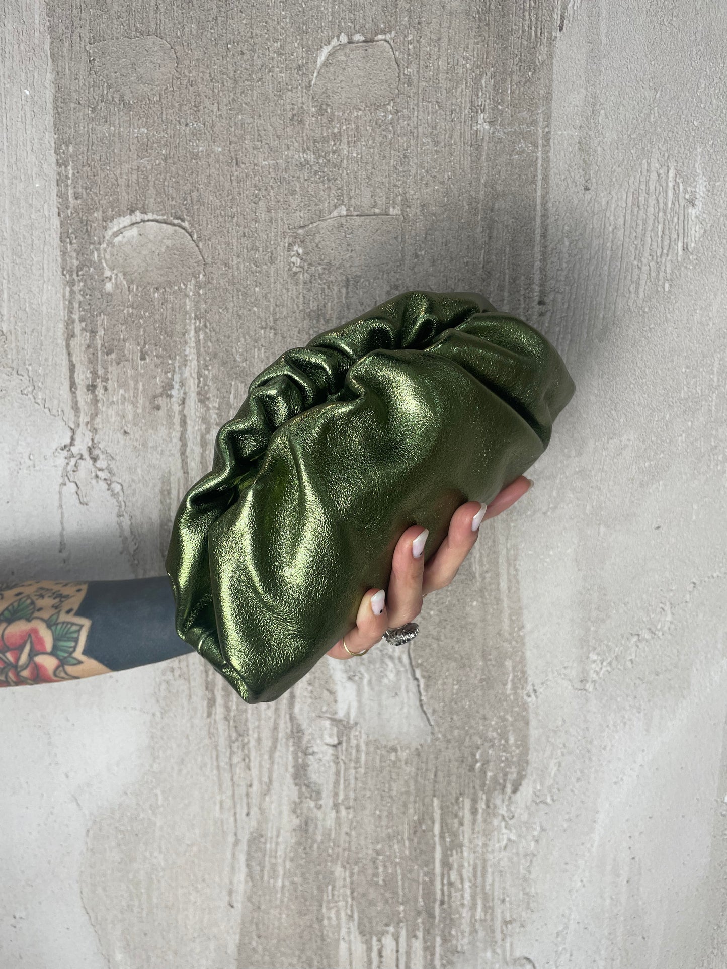 Borsa clutch verde in pelle laminata