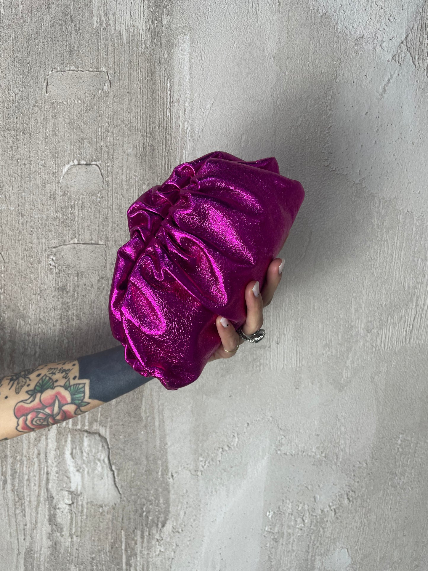 Borsa clutch fucsia in pelle laminata