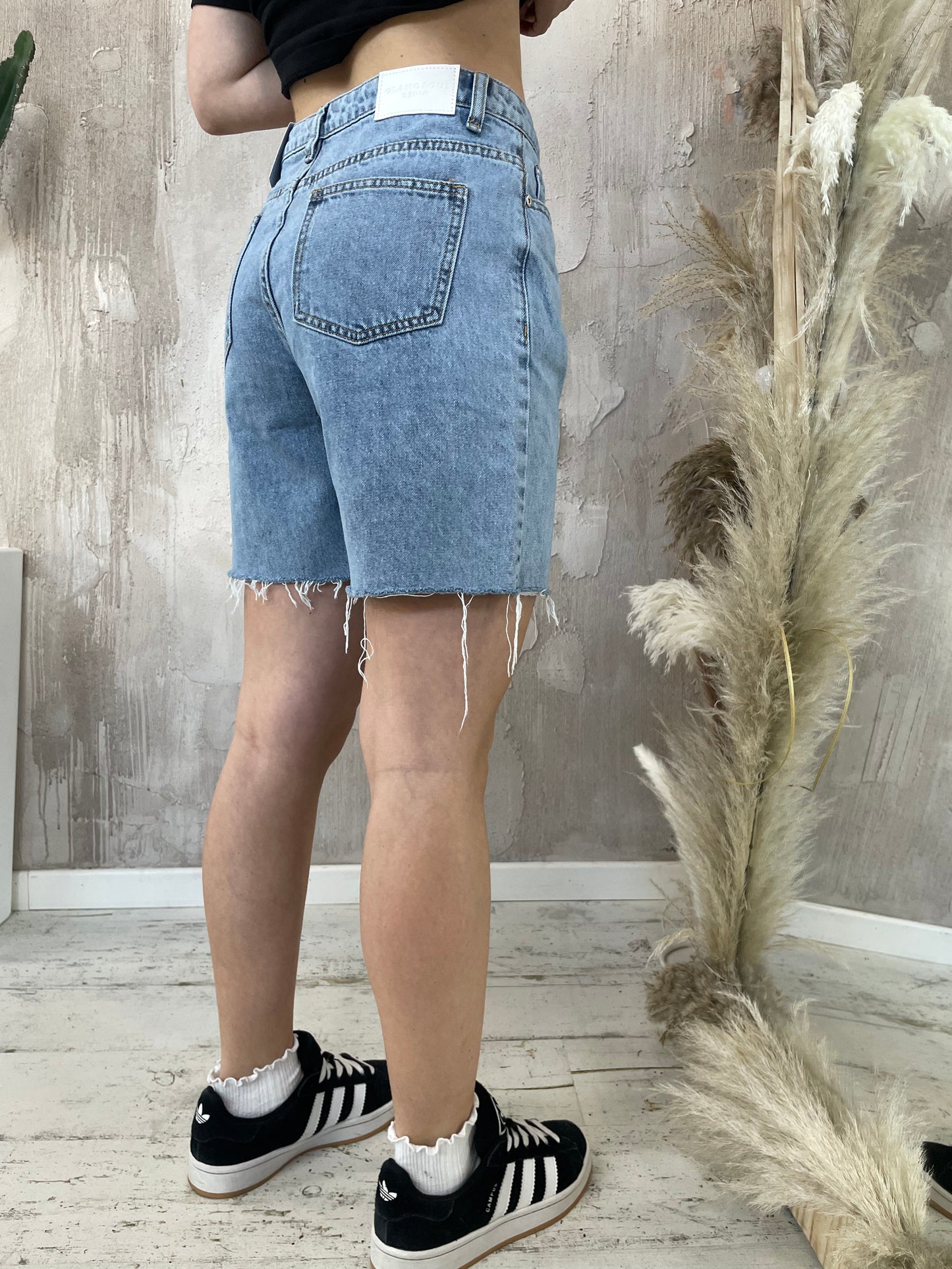 Bermuda in denim Glamorous taglio vivo